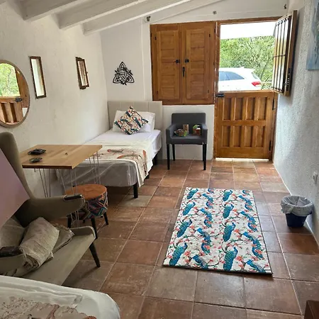 Hidden Garden Haven For 7 People Casa de Férias *